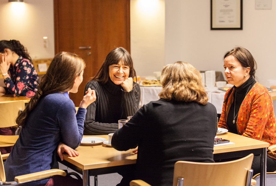 Gründerinnen sitzen am Tisch und tauschen sich über ihre Fähigkeiten und neu zu erwerbende Kompetenzen aus